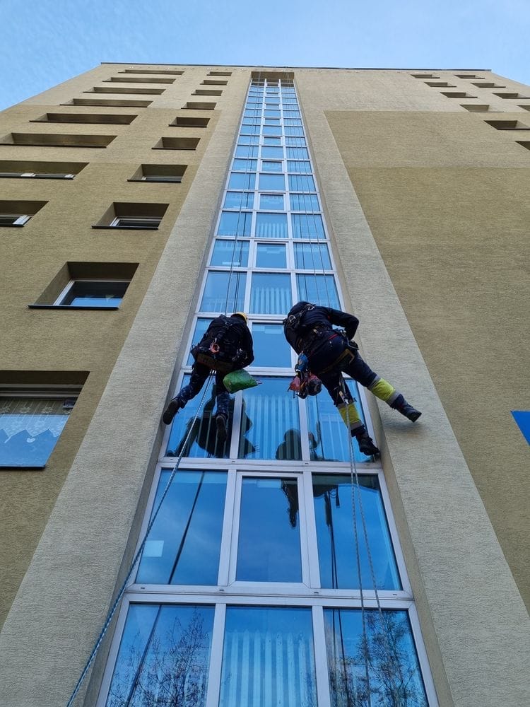 mycie okien na wysokości